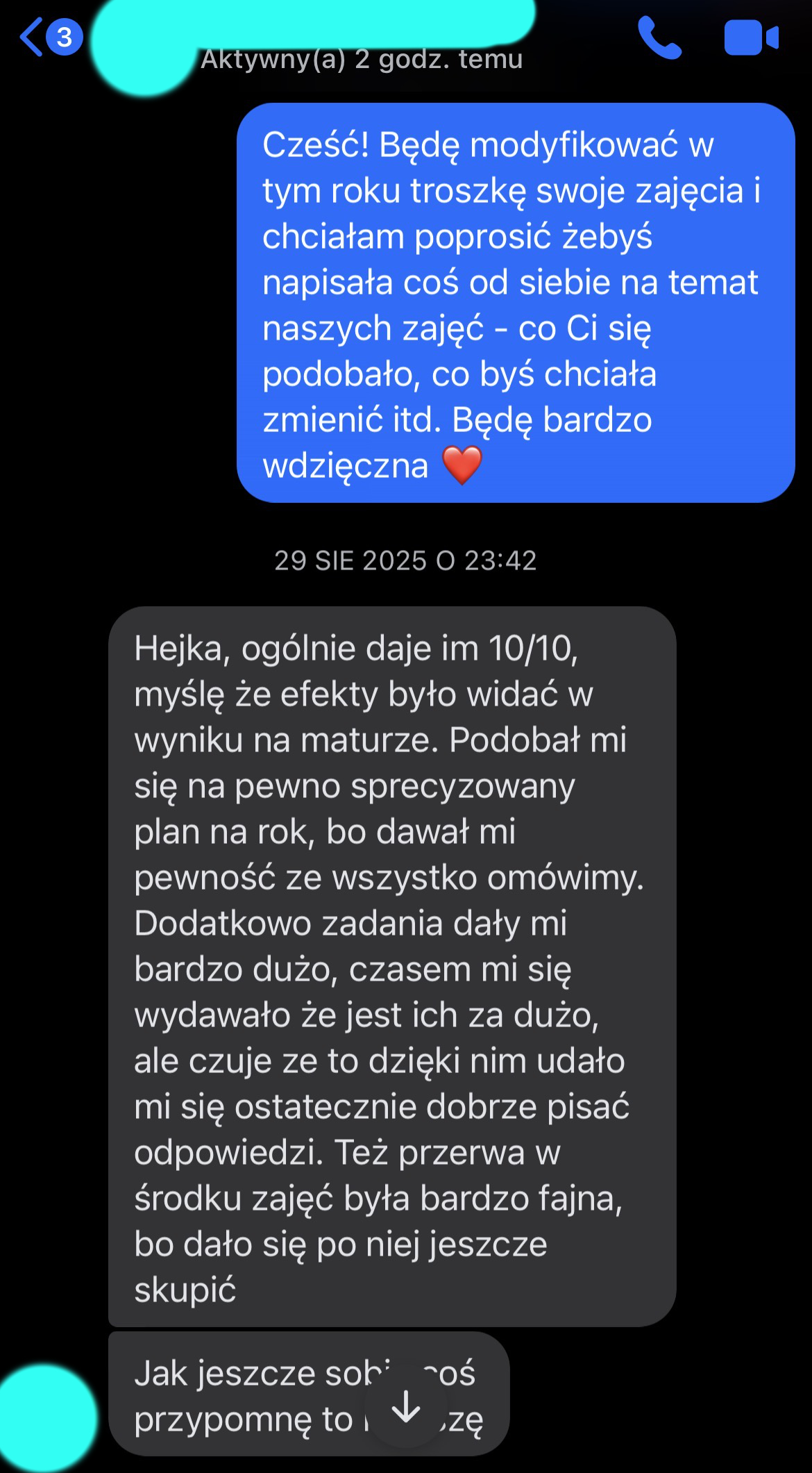 Zrzut ekranu opinii uczennicy o zajęciach: ocenia je na 10 na 10, chwali sprecyzowany plan na cały rok, dużą liczbę zadań, dzięki którym nauczyła się dobrze pisać odpowiedzi, oraz przerwę w środku zajęć