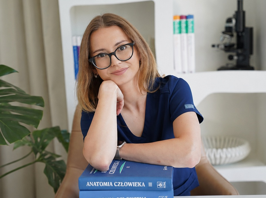 Ela przy biurku, oparta o tomy podręcznika Anatomia człowieka