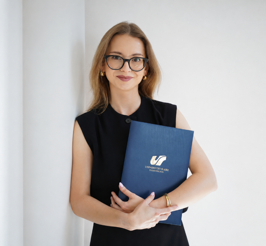 Ela z teczką dyplomu Uniwersytetu Śląskiego