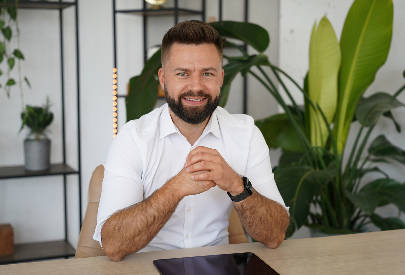 Rafał, odpowiedzialny za produkt i technologię Bioverse, przy biurku z tabletem